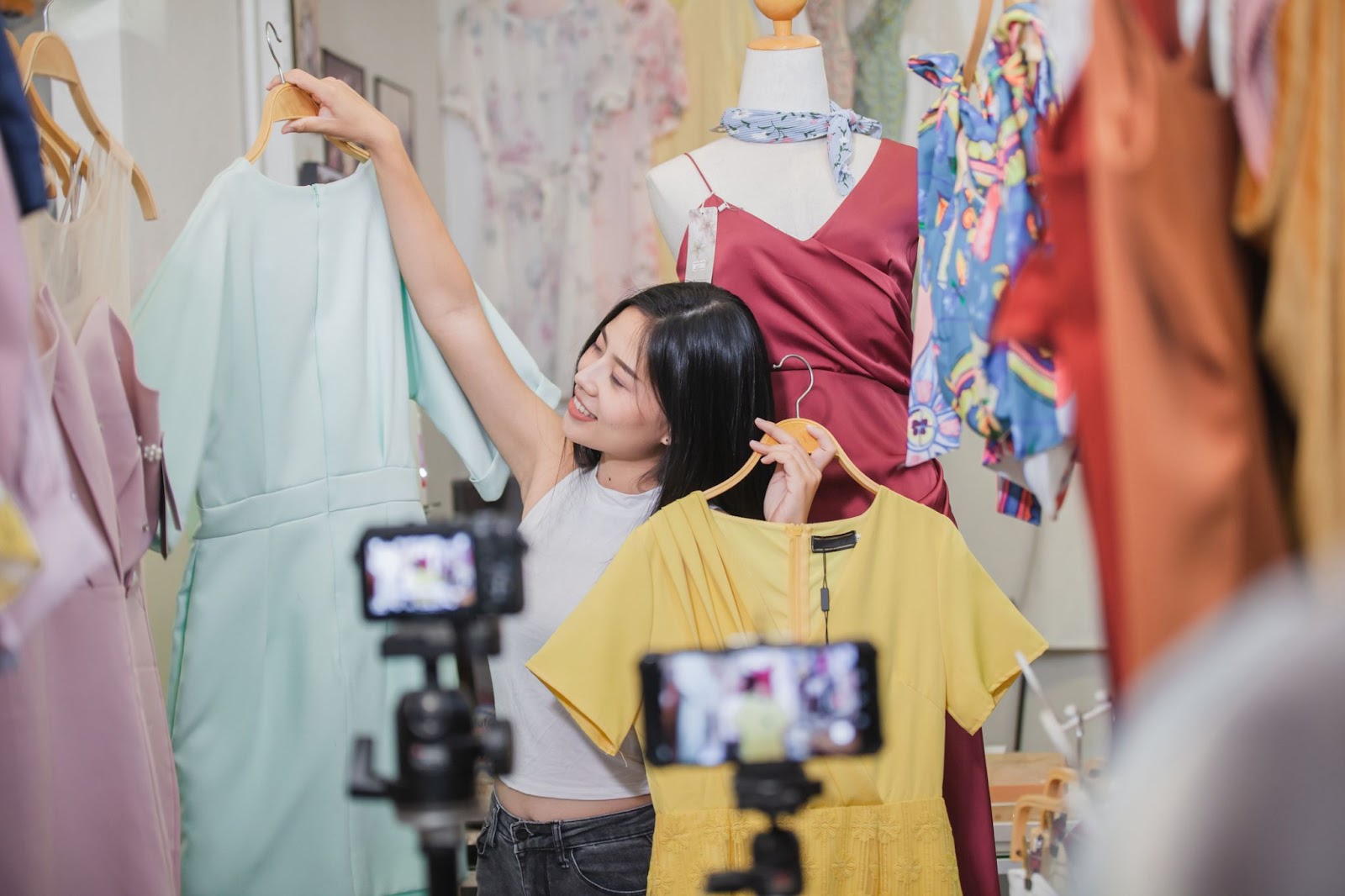 Beginner’s Guide: How to Sell Products Online on Facebook/ Amazon/ YouTube Live?
